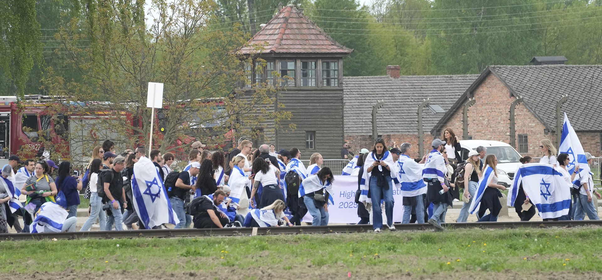 Personas asisten a la Personas asisten a la