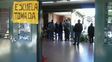 Padres de alumnos toman la escuela en apoyo al director echado en Oberá