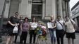 Militantes del Partido Libertario de Santa Fe frente a la delegación de Afip donde pusieron una coronal de flores para despedir al organismo disuelto por Javier Milei.