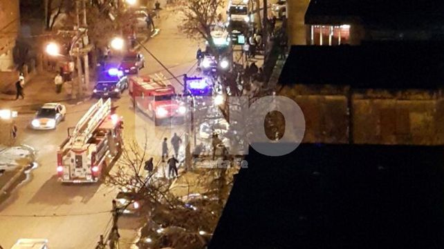 Incendio en barrio Las Flores II: bomberos evacuaron la Torre I