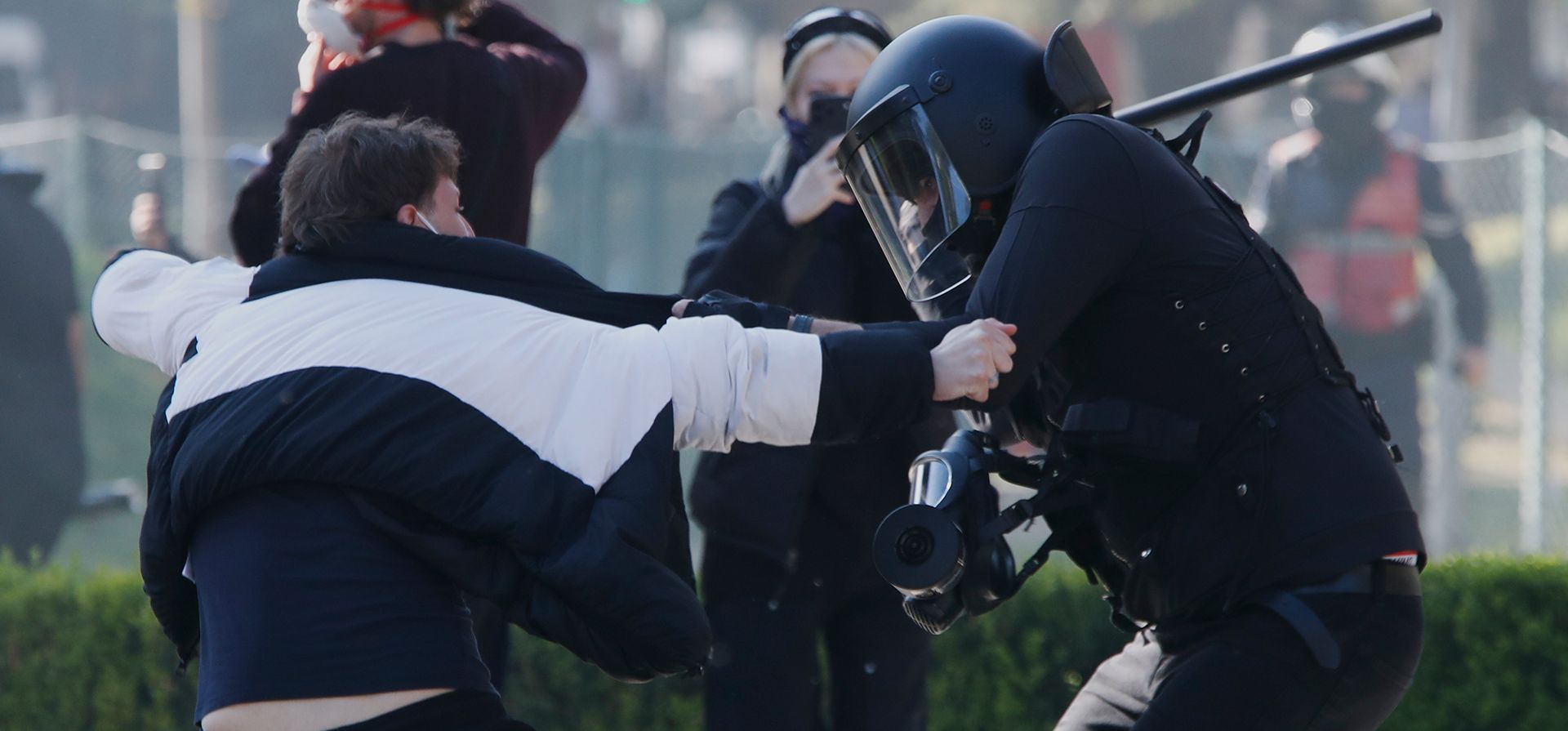 Un agente de la policía antidisturbios se enfrenta a un manifestante durante una protesta antigubernamental en Tirana, Albania, el lunes 19 de octubre de 2026. (Foto AP/Boris Grdanoski)