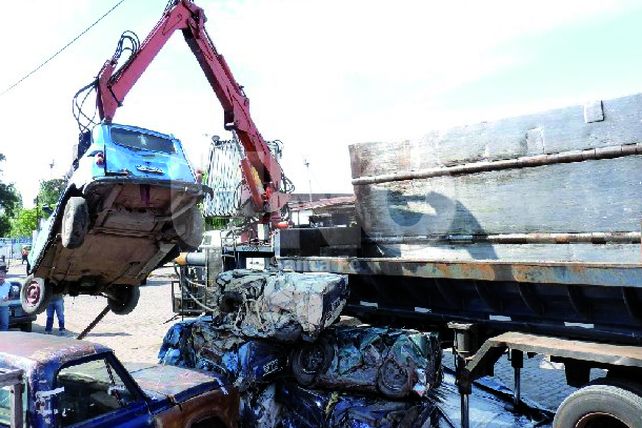 El municipio compactará 14 autos y 210 motos abandonados
