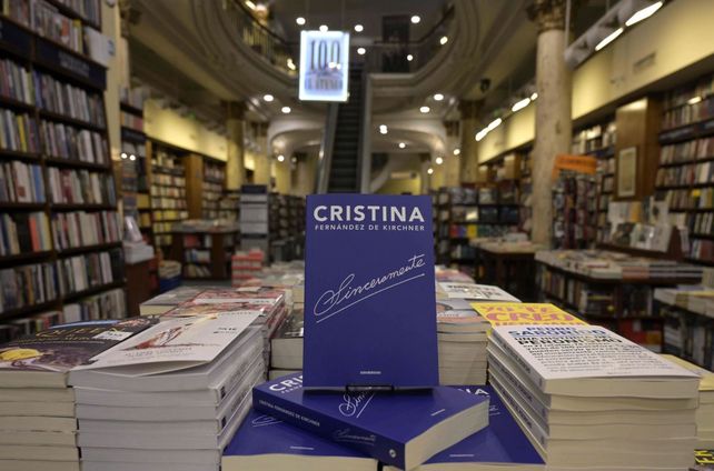 Ante una multitud, Cristina Kirchner presentó Sinceramente en la Feria del Libro