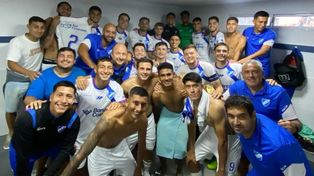 Alegría Salaíta. El plantel de Argentino festeja el triunfo por 2 a 1 ante Victoriano Arenas&nbsp; &nbsp;