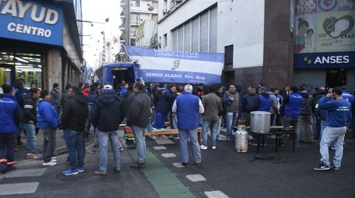 Camioneros y empresarios acordaron una mejora del 37% y levantaron la huelga nacional