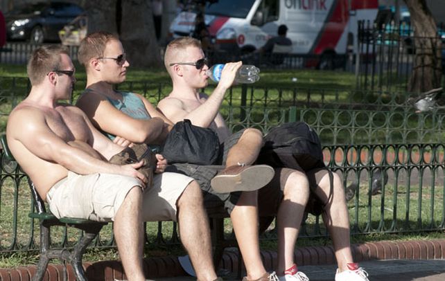 Al horno. Los porteños se refugiaron ayer en plazas y parques para escapar de las altas temperaturas.