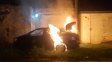 Incendiaron un taxi estacionado en la vereda en Oribe al 200 bis, en la zona oeste de Rosario.