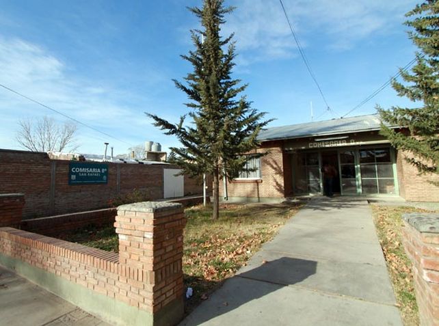 Un joven amenazó con una navaja a una directora para que lo tomara como preceptor de una escuela