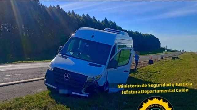 Un minibús con estudiantes de Diamante despistó y chocó el guardarraíl.&nbsp;