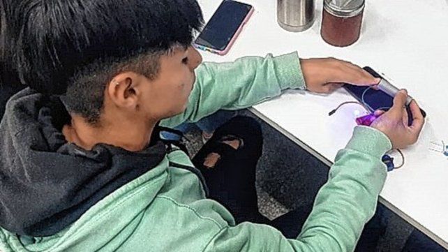 La cátedra de Robótica. De la Fiuner propone diversas iniciativas de extensión con el objetivo de disminuir la brecha de acceso de instituciones a este tipo de tecnologías.
