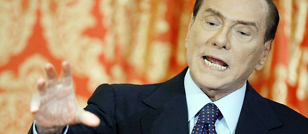 Berlusconi gesticula durante la conferencia de prensa del sábado. Amenazó a Monti