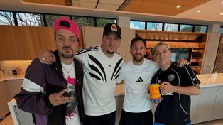 Los conductores de Un Poco de Ruido visitaron a Lionel Messi antes de Navidad.