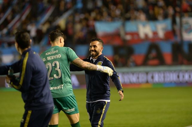 En medio del partido, Tevez le renovó la confianza a Servio, para que pateara el segundo penal.