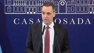 El vocero presidencial confirmó que se revisan contratos y se suspende la pauta oficial.