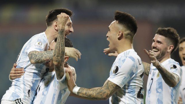 Lionel Messi celebra con sus compañeros Ángel Di María, Lautaro Martínez y Rodrigo De Paul el tercer gol de su equipo. AP Photo / Andre Penner