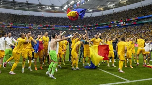 Los jugadores de Rumania festejan el pase a octavos de final.