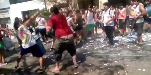 A palazos, un vecino cortó el festejo de un grupo de estudiantes en la calle en Pilar