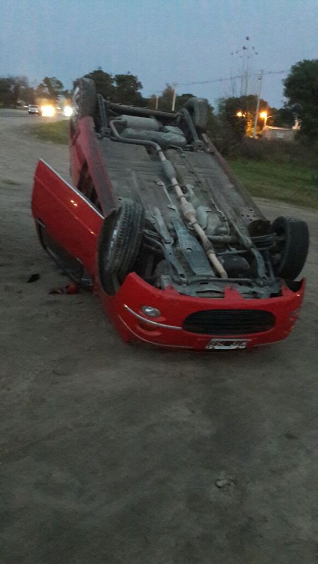 Tumbado. La conductora iba a cumplir tareas a la Escuela de Policía.