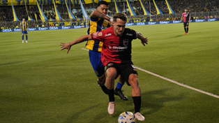 Ángelo Martino cubre la pelota ante Emanuel Coronel. El futbolista de Newell’s se dedicó a defender, sin proyectarse.