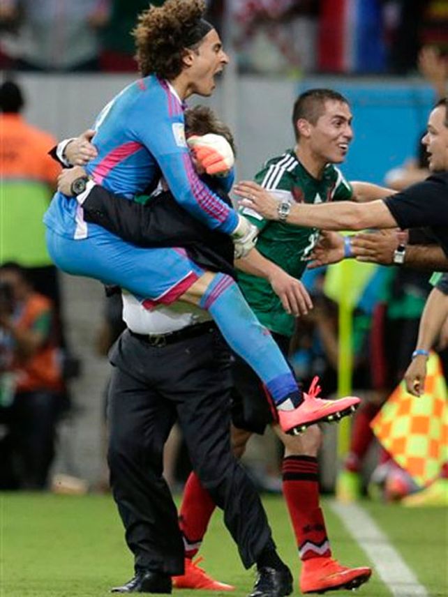 Las elocuentes caras del DT de México en el festejo del segundo gol