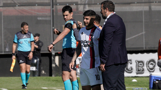 Cristian Fabbiani intercambia unas palabras contra Banegas. Fue en el empate 3 a 3 entre Riestra y Newells, de septiembre de 2024.
