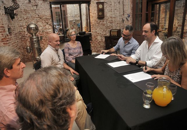 El momento en que se firma el convenio que garantiza la continuidad de la oficina local del INT / Foto: Gentileza Municipalidad de Santa Fe