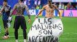 La bandera que mostraron los jugadores en la cancha: Las Malvinas son argentinas