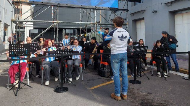 La Escuela de Arte en Música de Paraná y la Banda Sinfónica de San Benito interpretaron el Himno Nacional Argentino frente al Shopping La Paz