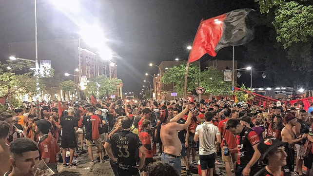 El inédito video de hinchas de Colón en el banderazo en Termas de Río Hondo