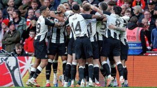 Newcastle dio el batacazo contra el Liverpool, ganó la Carabao Cup y cortó una sequía histórica sin títulos.