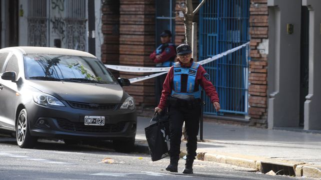 Una agente de la Polic&iacute;a de la Ciudad trabaja en la escena del crimen.
