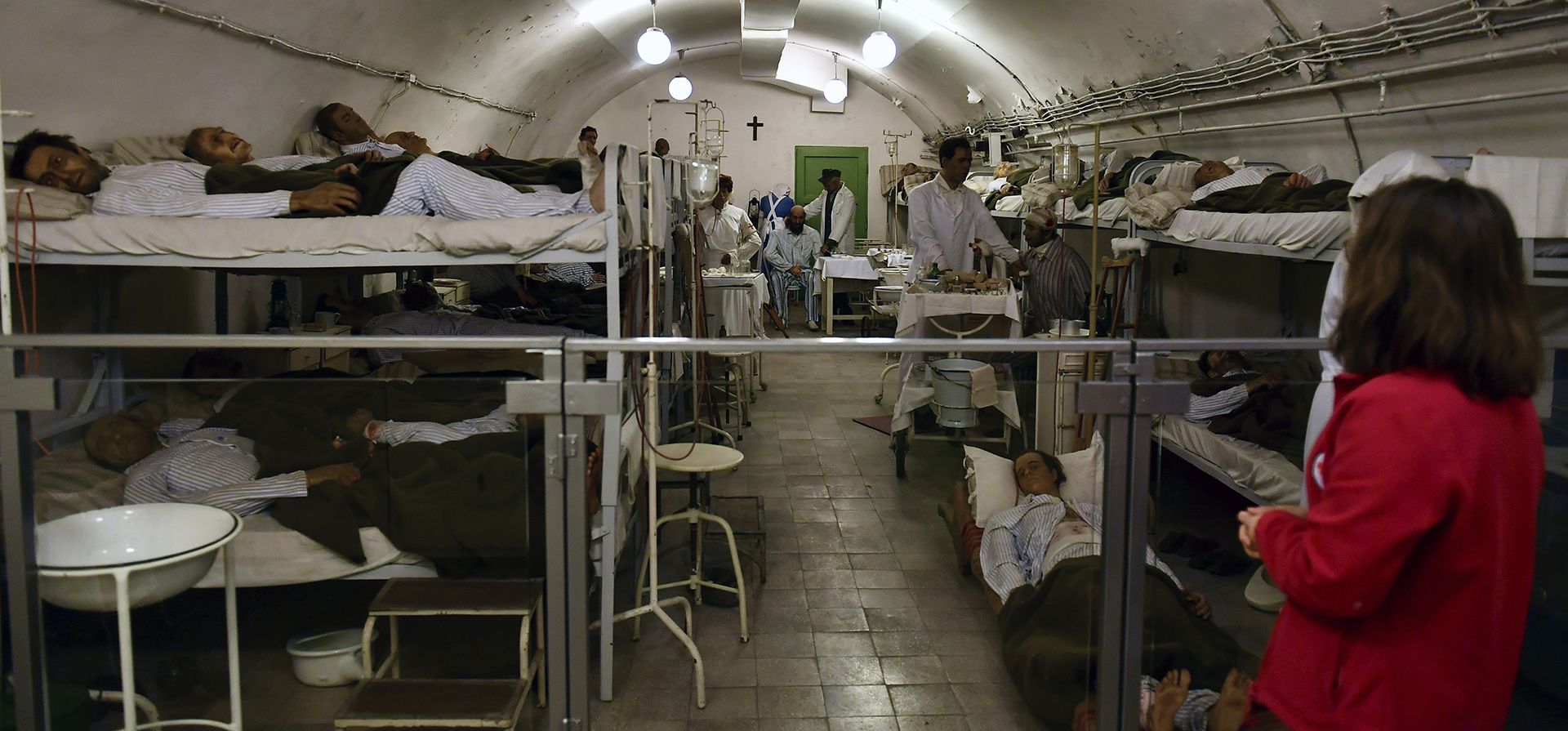 Una habitación de hospital con figuras de cera en el Museo Rock Nuclear Bunker en Budapest, Hungría, el viernes 14 de octubre de 2022. En Hungría no hay datos disponibles públicamente sobre la cantidad de refugios nucleares, pero un refugio nuclear de la era de la Guerra Fría puede ser visitado como museo en Budapest.