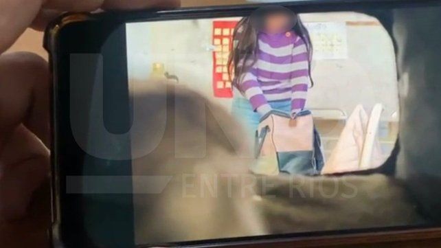 Una docente de Victoria fue denunciada por alumnas que grabaron videos donde se la puede ver hurtando pertenencias de un bolso. Hacía meses que les robaba