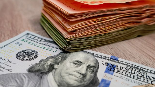 El dólar blue se despegó del piso de 1.100 pesos.