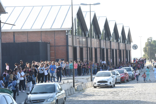 Miles de beneficiarios de la tarjeta Alimentar hacen cola esta ma&ntilde;ana en los galpones del puerto.