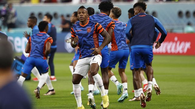 Pervis Estupiñán de Ecuador calienta