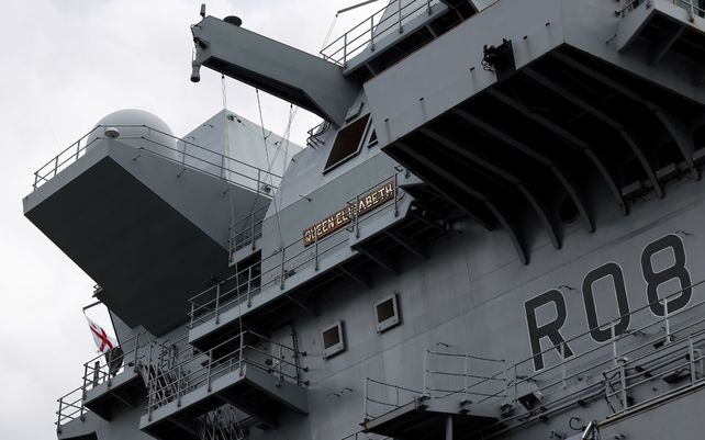 El portaaviones HMS Queen Elizabeth de la Marina Real Británica está anclado en la base naval de los EE. UU. en Yokosuka