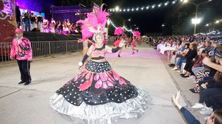 Carmen Tortone participa desde 2003 como pasista de la comparsa Penambí Berá de Sastre, la Capital Provincial del Carnaval.