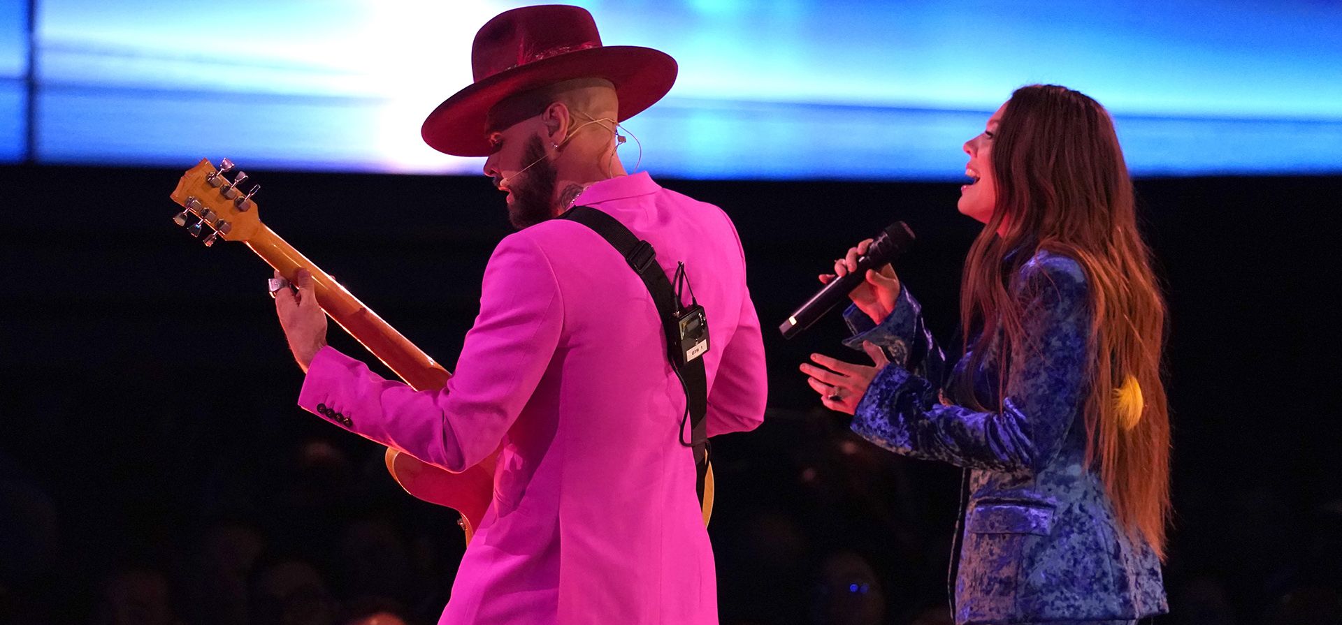 Jesse Huerta, a la izquierda, y Joy Huerta de Jesse & Joy interpretan "Respirar" en la 23º entrega anual de los Premios Grammy Latinos en el Mandalay Bay Michelob Ultra Arena, el jueves 17 de noviembre de 2022 en Las Vegas.