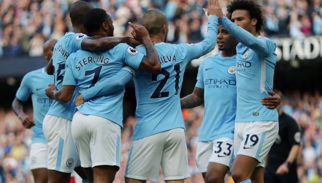 Con Agüero en el banco, el City aplastó a Stoke y es nuevo puntero