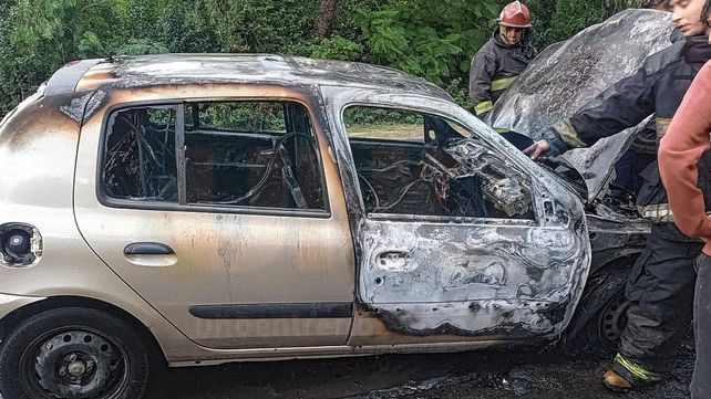Un automóvil se incendió íntegramente en plena marcha