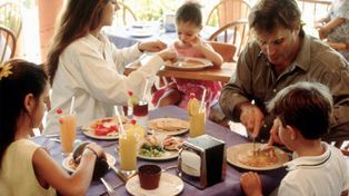 Comer en familia puede ser una buena forma de evitar sobrepeso y obesidad