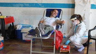 {alttext(Uno de los factores de la retracción en la donaci{on de sangre es el temor al contagio del coronavirus.,La campaña de donación de sangre pasó por el club Peñarol)}