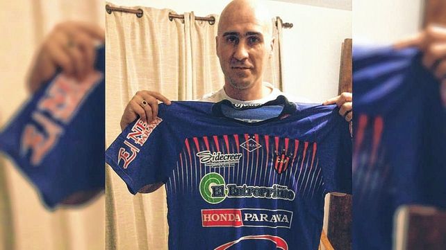 Harry Acosta fue al baúl de sus recuerdos y se calzó la camiseta con la que atajó en Patronato.