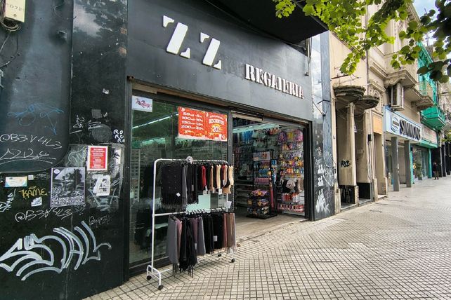 ZZ Regalería, del empresario Weifeng Zheng, se diferencia de la competencia ofreciendo indumentaria en su local.