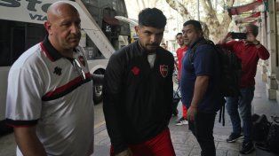 Ever Banega fue uno de los primeros en bajar del micro tras la práctica en suelo de San Luis.
