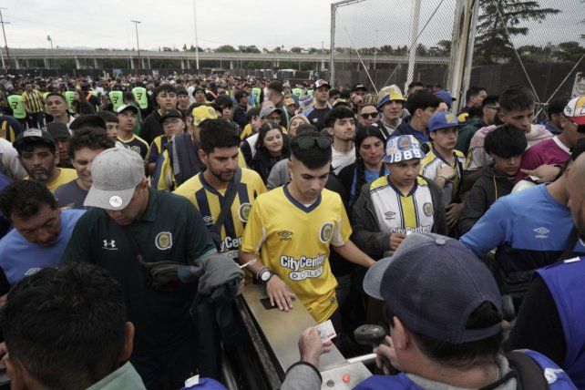 Los hinchas canallas ingresan al Kempes.