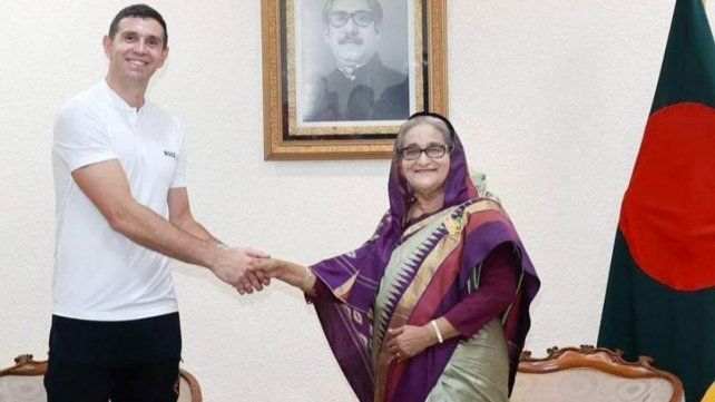 Dibu Martínez causa furor en Blangladesh durante una visita promocional