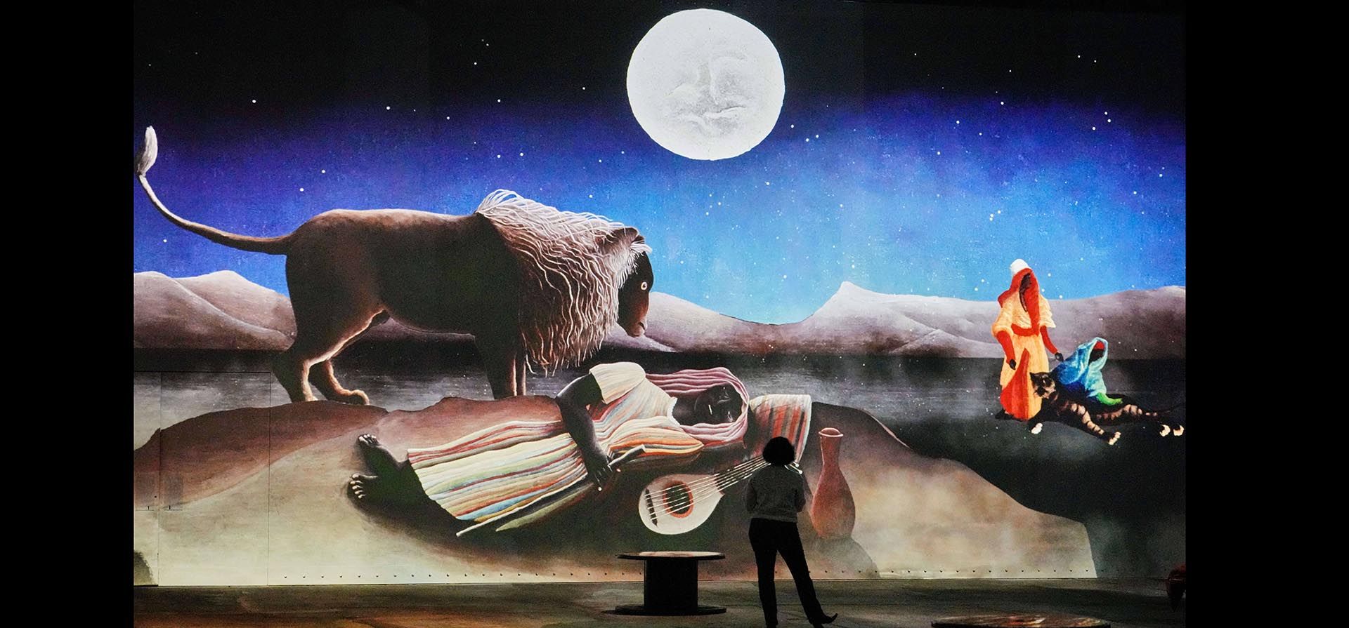 Los visitantes disfrutan de una exposición de arte digital inmersiva, con proyecciones de video de 360 grados, sobre el pintor naif francés Henri Rousseau en la histórica antigua acería Phoenix, en Dortmund, Alemania, el martes 30 de septiembre de 2025. (Foto AP/Martin Meissner)