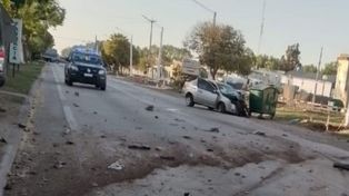 El auto terminó impactando a un contenedor de basura tras embestir a las personas que esperan en la garita de colectivos de la localidad de Timbúes.